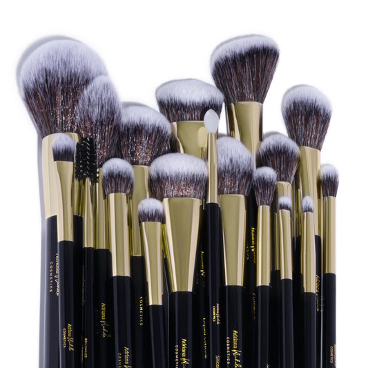 THE ESSENTIALS 18 BRUSH SET (PRE-ORDER)
